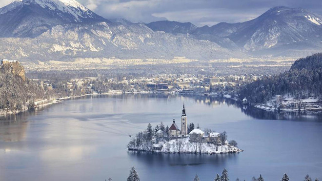 Thị trấn sở hữu phong cảnh đẹp như tranh vẽ và ẩn mình bên những dãy núi phủ đầy tuyết trắng này có tên là Bled thuộc Slovenia.