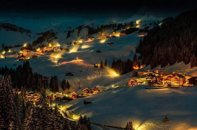 Damüls là nơi có tuyết rơi dày hàng năm, được xếp vào danh sách điểm đến có nhiều tuyết nhất châu Âu. Thị trấn nhỏ tại Áo này hàng năm đón nhiều lượt khách ghé thăm để chơi các môn thể thao mùa đông.