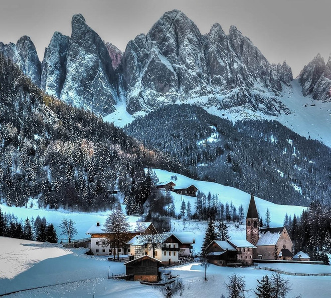Được bao quanh bởi dãy Alps chạy qua Italy, Funes mỗi khi đông về lại khoác lên mình một tấm áo mới trắng muốt và lấp lánh màu tuyết bạc.