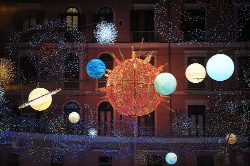 Cùng một ngày lễ nhưng mỗi một nơi trên thế giới lại có sự chuẩn bị và thể hiện khác nhau. Nếu ở Salerno (Italy) đèn trang trí là các hành tinh hệ mặt trời thì Bahia (Brazil) dùng bóng đá và quốc kỳ để treo lên cây Noel.