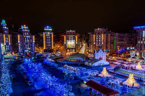 Thành phố Salerno thuộc vùng Campania, Italy chuẩn bị Giáng Sinh với những chiếc đèn tạo hình các hành tinh trong hệ mặt trời đầy màu sắc.