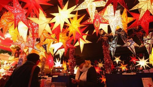 Kiev, thủ đô và là thành phố lớn nhất Ukraine, trang hoàng đèn màu trên từng cành cây tạo không khí Giáng Sinh rực rỡ tới mọi ngõ nhách.
