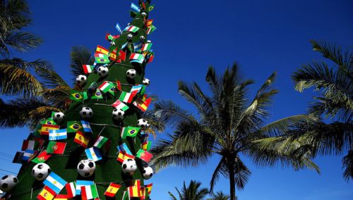 Là một đất nước nổi tiếng với môn thể thao vua nên Brazil chọn hình ảnh những quả bóng và lá cờ để trang trí cây thông Noel.
