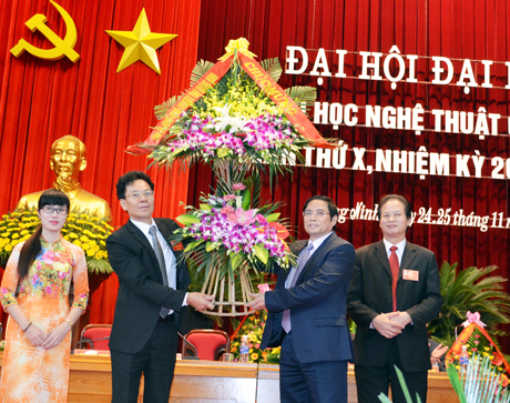 Đồng chí Phạm Minh Chính, Ủy viên Trung ương Đảng, Bí thư Tỉnh ủy tặng hoa chúc mừng đại hội.