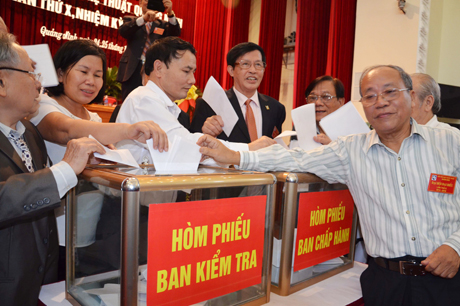Đại biểu bỏ phiếu bầu BCH và Ban Kiểm tra Hội VHNT Quảng Ninh nhiệm kỳ X (2014-2019).