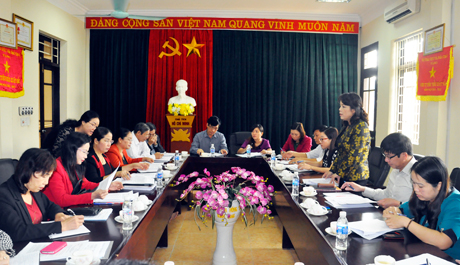 Đồng chí Nguyễn Thị Hồng Oanh, Phó Trưởng Ban Văn hoá-Xã hội, HĐND tỉnh, trưởng đoàn khảo sát phát biểu tại buổi làm việc với Sở GD&ĐT