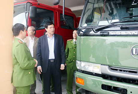 Đồng chí Nguyễn Đức Long kiểm tra phương tiện phòng cháy chữa cháy của đơn vị.