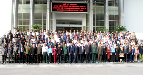 Các đại biểu dự Đại hội các dân tộc thiểu số tỉnh lần thứ II chụp ảnh kỷ niệm tại Trung tâm Tổ chức hội nghị tỉnh.