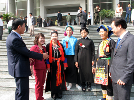 Đại biểu dân tộc thiểu số các địa phương gặp gỡ, trao đổi trước thềm đại hội.