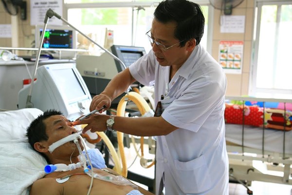 TS.BS Nguyễn Kim Sơn khám cho bệnh nhân bị rắn lục cắn. (ảnh: Toàn Văn)