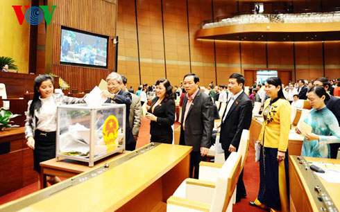 Quốc hội tiến hành lấy phiếu tín nhiệm của 50 chức danh chủ chốt tại kỳ họp thứ 8 Quốc hội khóa XIII (Ảnh: Quang Trung)