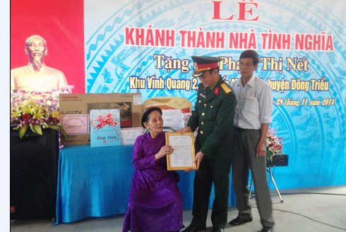Đại diện Tổng Công ty Đông Bắc trao tặng quà cho mẹ Phạm Thị Nết.