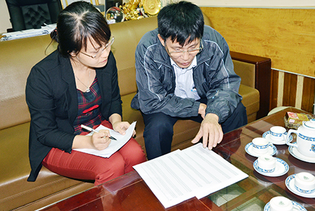 Ông Bùi Lai An, Phó Giám đốc VNPT Quảng Ninh cung cấp danh sách những  thuê bao trên địa bàn tỉnh bị các đối tượng lừa đảo thông báo nợ cước cho phóng   viên Báo Quảng Ninh.