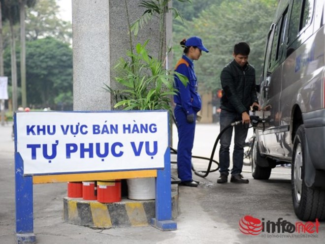 Nhân viên cửa hàng xăng sẽ hướng dẫn khách mua cách tự bơm xăng vào bình.  Ảnh: Xuân Phú