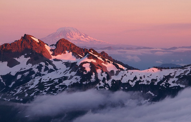 Ánh nắng cuối ngày hắt trên những đỉnh núi phủ tuyết Tatoosh, Washington.