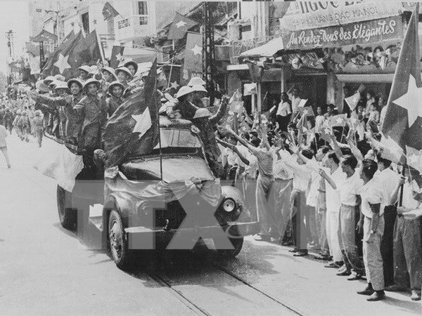 Ngày 10/10/1954, Đoàn quân Giải phóng tiến về giải phóng Thủ đô, chấm dứt cuộc kháng chiến trường kỳ chống thực dân Pháp xâm lược của nhân dân ta. (Ảnh tư liệu TTXVN)