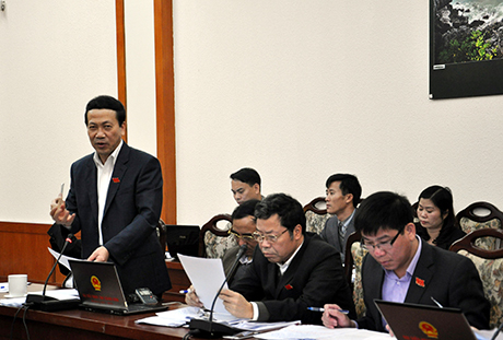 Đồng chí Nguyễn Văn Thành, Phó Chủ tịch UBND tỉnh tham gia ý kiến tại buổi thảo luận