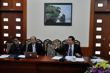 Đồng chí Nguyễn Đức Long, Phó Bí thư Tỉnh ủy, Chủ tịch HĐND tỉnh tham gia thảo luận tại Tổ Hạ Long-Hoành Bồ