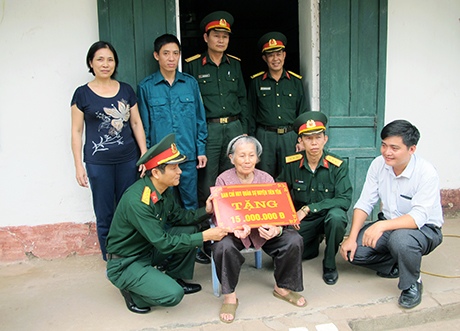 Ban CHQS huyện Tiên Yên thăm hỏi và tặng quà Mẹ VNAH Nguyễn Thị Lan (phố Long Tiên, thị trấn Tiên Yên, huyện Tiên Yên).
