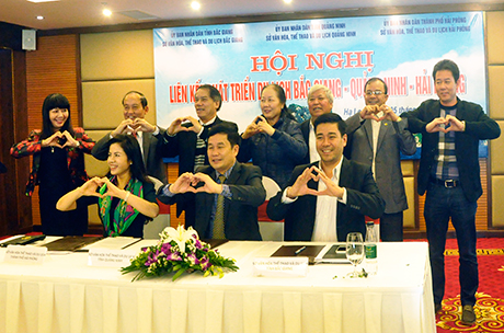 Các đại biểu của Quảng Ninh, Hải Phòng, Bắc Giang ký kết chương trình hợp tác liên kết phát triển du lịch và hưởng ứng chương trình Nụ cười Hạ Long.