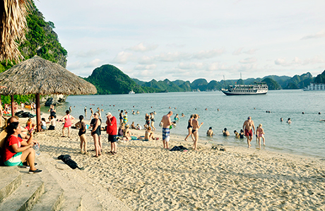Lượng khách du lịch đến Quảng Ninh năm nay ước đạt 7,5 triệu lượt. Trong ảnh: Bãi biển Soi Sim chiều hè.
