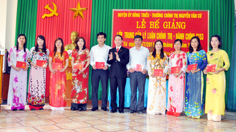 Lễ bế giảng và trao bằng tốt nghiệp cho các học viên lớp Trung cấp lý luận chính trị - hành chính do Huyện uỷ Đông Triều phối hợp với Trường Chính trị Nguyễn Văn Cừ tổ chức.