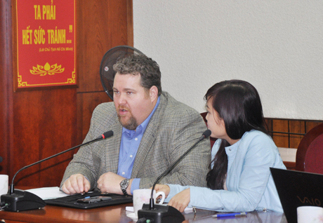 Ông David Stone, Giám đốc điều hành của Công ty TNHH Điện lực AES-TKV Mông Dương phát biểu tại buổi làm việc