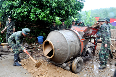 CBCS Ban Chỉ huy Quân sự huyện Đầm Hà hành quân dã ngoại giúp xã Quảng Lâm làm đường giao thông nông thôn.