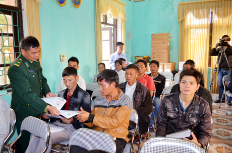 Cán bộ Đồn BP Quảng Đức tổ chức tuyên truyền pháp luật cho nhân dân địa bàn xã Quảng Đức (Hải Hà).
