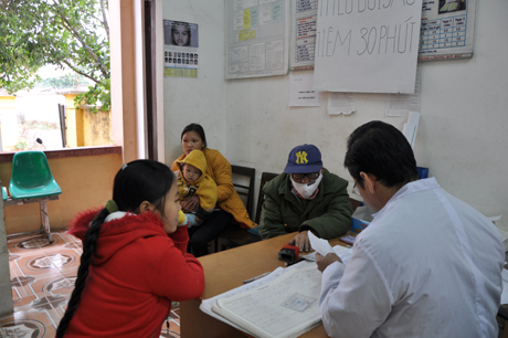 Bác sỹ Trạm y tế xã Vô Ngại (Bình Liêu) thực hiện thủ tục chuẩn bị thăm khám bệnh cho nhân dân.