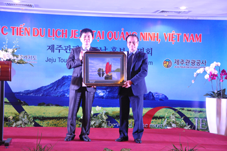 Đồng chí Lê Như Thiều, Phó Chánh Văn phòng UBND tỉnh tặng bức tranh phong cảnh Vịnh Hạ Long cho đại diện Tổ chức du lịch JeJu.