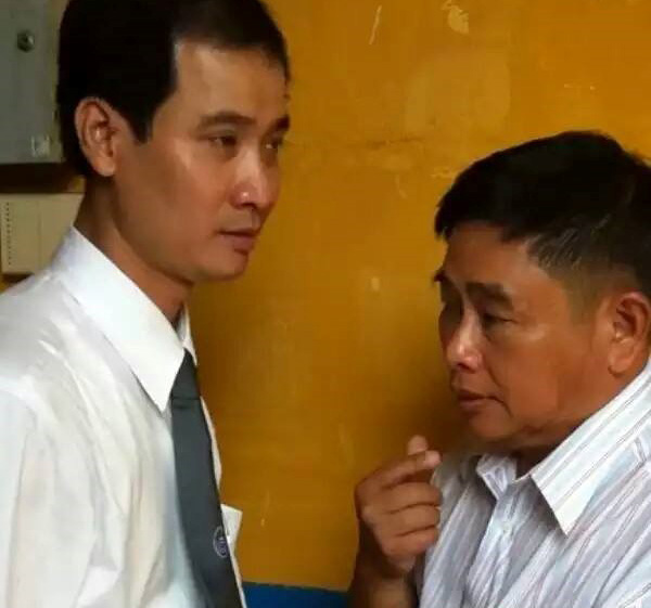 Luật sư Thi (bên trái) và ông Phương - đại diện gia đình bà Phát. Ảnh: Phùng Bắc