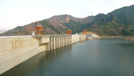 Năm 2014, EVN huy động khá nhiều thủy điện giá rẻ trong cơ cấu phát điện. Trong ảnh: Đập thủy điện Sơn La. Ảnh: Hồng Vĩnh 