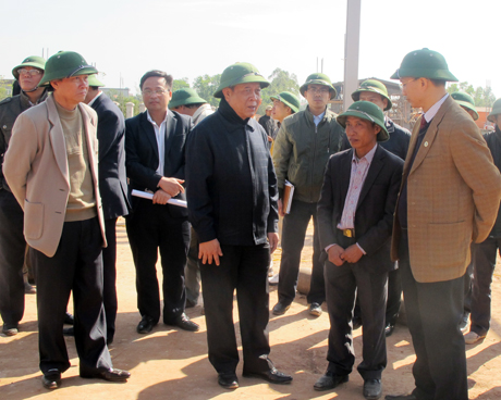 Đồng chí Đỗ Thông, Phó Chủ tịch Thường trực UBND tỉnh kiểm tra tiến độ xây dựng chợ Quảng Trung.