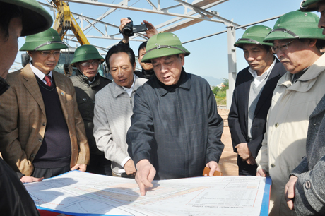 Đồng chí Đỗ Thông, Phó Chủ tịch Thường trực UBND tỉnh kiểm tra quy hoạch các hạng mục ngành hàng trên bản vẽ.
