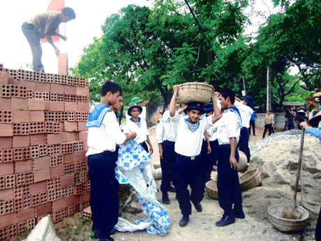Cán bộ, chiến sĩ Lữ đoàn 147 Hải quân giúp dân xã Hoàng Tân (TX Quảng Yên) làm đường nông thôn. Ảnh: Phạm Tuyết (Đài Quảng Yên)