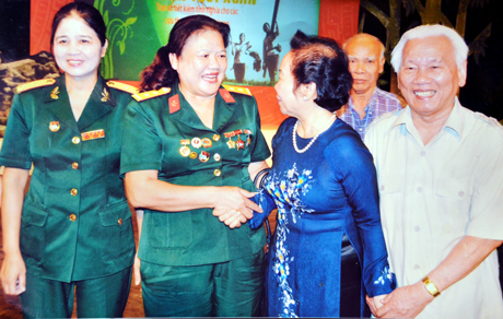Phó Chủ tịch nước Nguyễn Thị Doan trò chuyện với đại diện BLL nữ chiến sĩ Trường Sơn Quảng Nnh trong chương trình “Dấu ấn tuổi xuân” tri ân nữ thanh niên xung phong tổ chức năm 2013 tại Hà Nội. (Ảnh do Ban Liên lạc cung cấp)