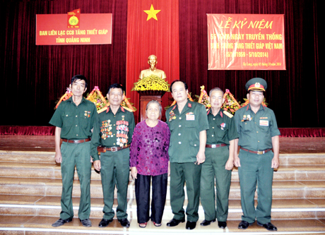 Ông Trần Ngọc Giao (thứ hai, trái sang) và mẹ già bên đồng đội năm xưa.