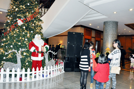 Một khách sạn khu vực Bãi Cháy trang hoàng lộng lẫy để chào đón Noel và năm mới.