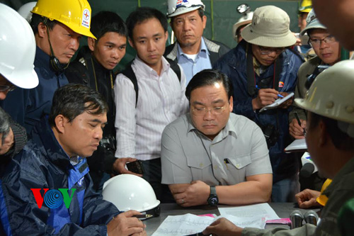 Phó Thủ tướng Hoàng Trung Hải nghe báo cáo công tác cứu hộ và đưa ra ý kiến chỉ đạo công tác này (ảnh: Thế Thắng)