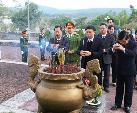 Lãnh đạo TP Móng Cái đặt vòng hoa, dâng hương viếng nghĩa trang liệt sĩ