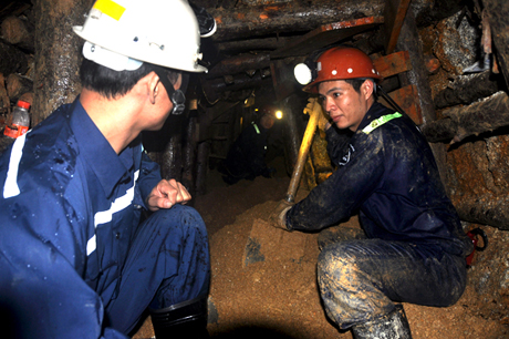 Cứu hộ đang đào ngách hầm tiến vào giải cứu 12 công nhân mắc kẹt. (Ảnh VnExpress)