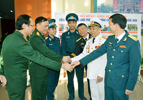 Cán bộ chiến sĩ LLVT tỉnh các thời kỳ gặp gỡ, trò chuyện tại buổi lễ kỷ niệm 70 năm Ngày thành lập QĐND Việt Nam, 18-12-2014. Ảnh: Lưu Linh