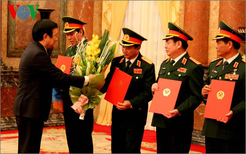Chủ tịch nước Trương Tấn Sang trao quyết định thăng quân hàm từ Trung tướng lên Thượng tướng cho 4 đồng chí