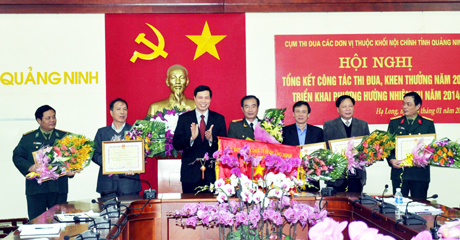 Đồng chí Nguyễn Đức Long, Phó Bí thư Tỉnh uỷ, Chủ tịch HĐND tỉnh trao cờ và bằng khen của UBND tỉnh cho các đơn vị đạt thành tích xuất sắc trong công tác nội chính năm 2013.