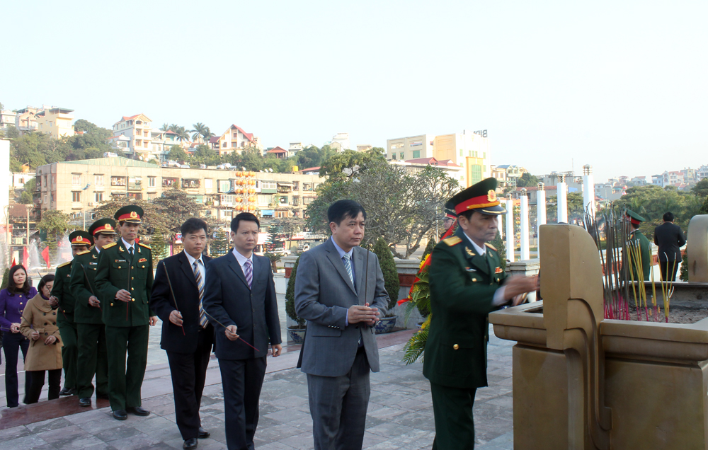 Lãnh đạo tỉnh Quảng Ninh đặt vòng hoa  và dâng hương tưởng nhớ hương hồn các anh hùng liệt sĩ tại Đài tưởng niệm các anh  hùng liệt sỹ TP Hạ Long