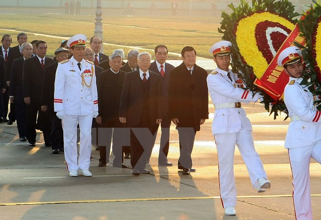 Lãnh đạo Đảng, Nhà nước đặt vòng hoa và vào Lăng viếng Chủ tịch Hồ Chí Minh. (Ảnh: Phạm Kiên/TTXVN)