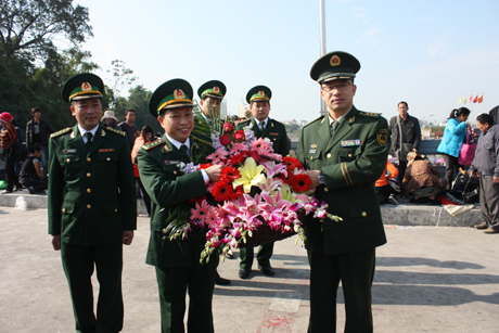 Đoàn đại biểu Trung Quốc chúc mừng các đồn biên phòng Việt Nam