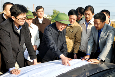 Đồng chí Đỗ Thông, Phó Chủ tịch thường trực UBND tỉnh xem mặt bằng quy hoạch chi tiết dự án.