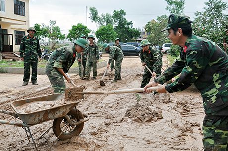 CBCS Trung đoàn 43 giúp huyện Đầm Hà khắc phục sự cố vỡ đập hồ Đầm Hà Động, tháng 10-2014. Ảnh: Ngọc Hà